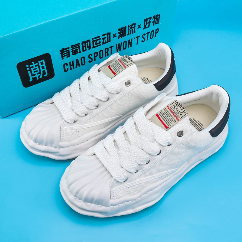 Wear it sleek and simple: comfortable soft-soled casual sneakers for couples to walk on  light and breathable