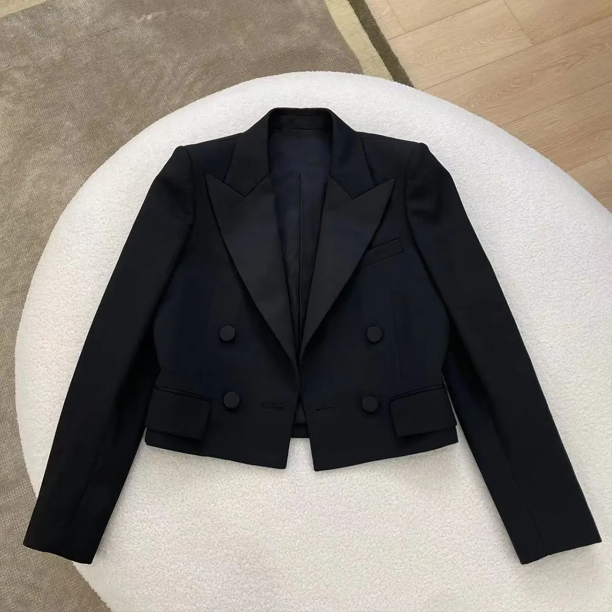 Odpinany damski strój wiązany, modny, dla puszystych, wyjątkowo uroczy, delikatny, z charakterem, z dekoltem hiszpańskim, odporny na mechacenie, przeciwzmarszczkowy, typu latarnia, asymetryczny.