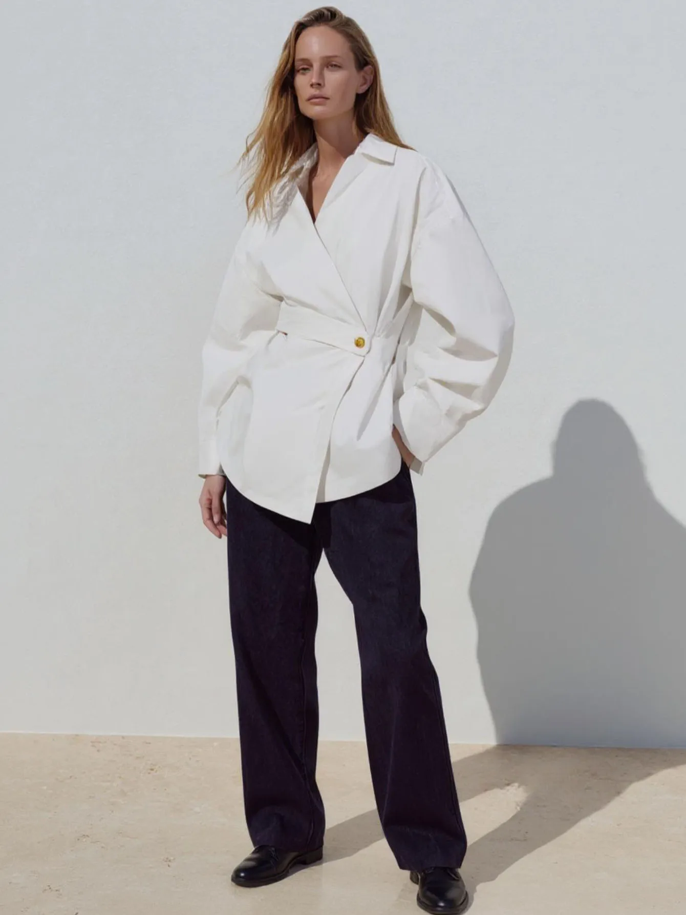 レディース スリムフィット 長袖シャツ シンプルで上品な無地 ウエストフィット アシンメトリーヘム カラートップ