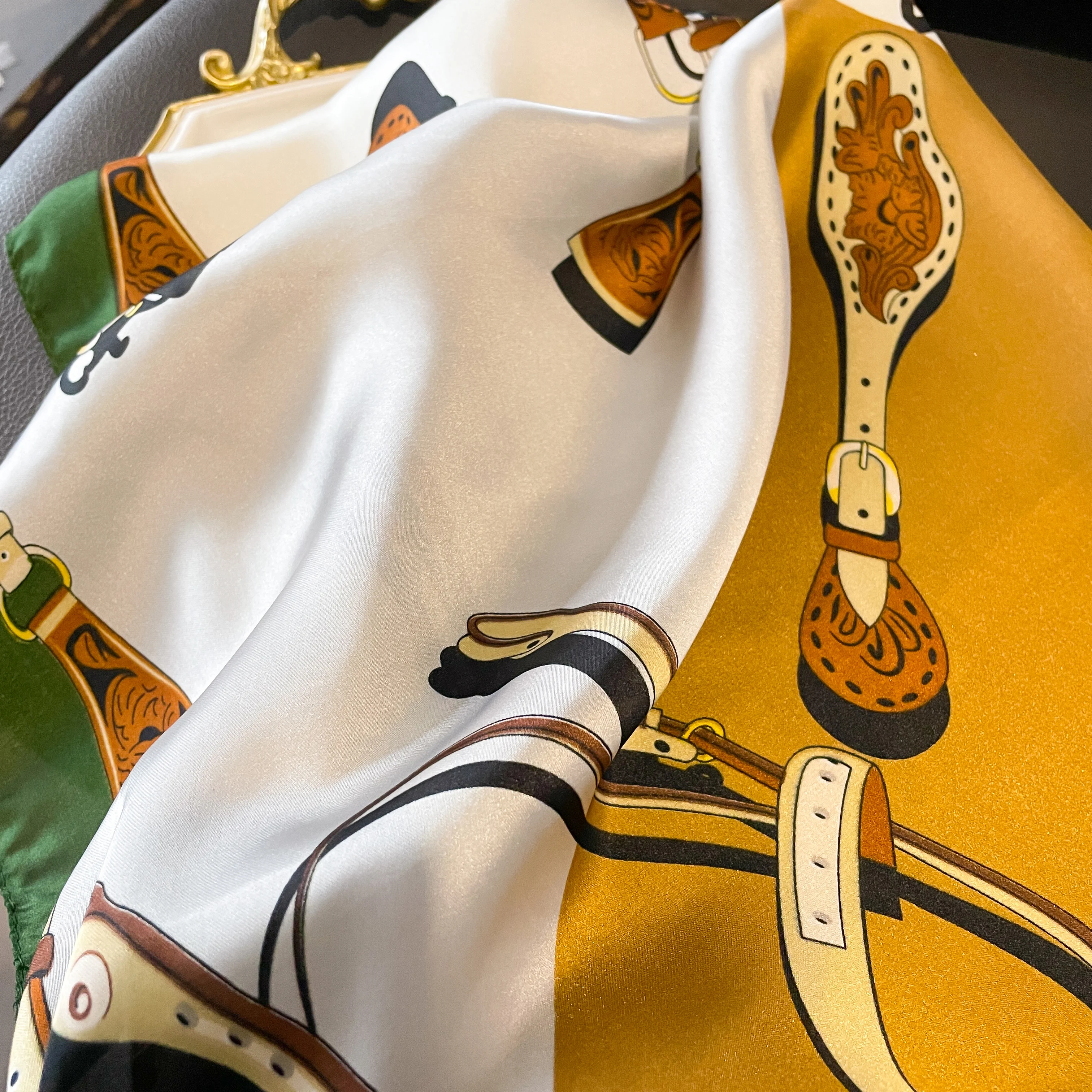 2024 desain mewah 70*70cm kuda cetak sutra syal persegi wanita Satin lembut Hairband selendang kantor jilbab ikat kepala