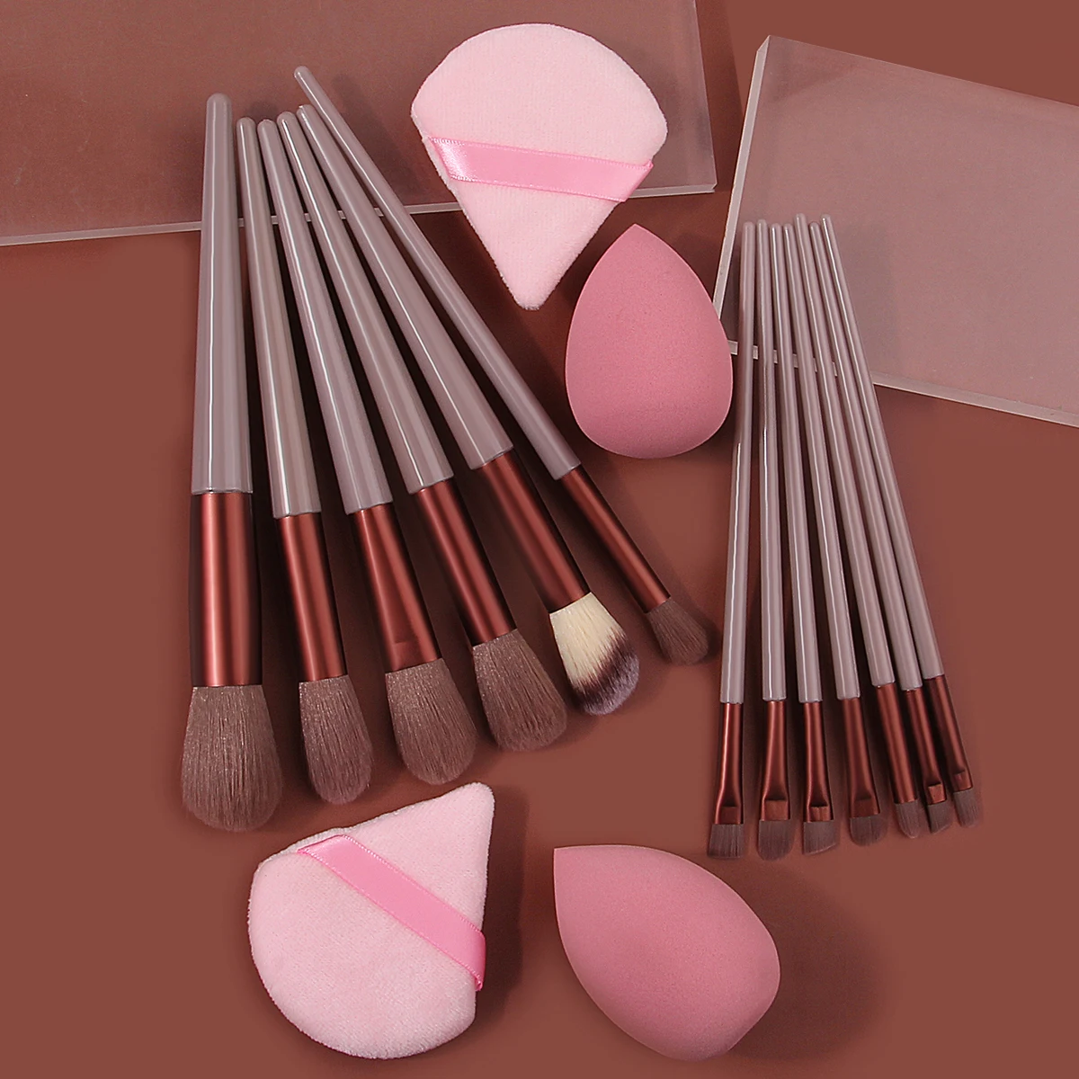 The 17PCS high-quality makeup brush set includes a multi-purpose facial makeup set brush, a beauty egg/triangular powder puff