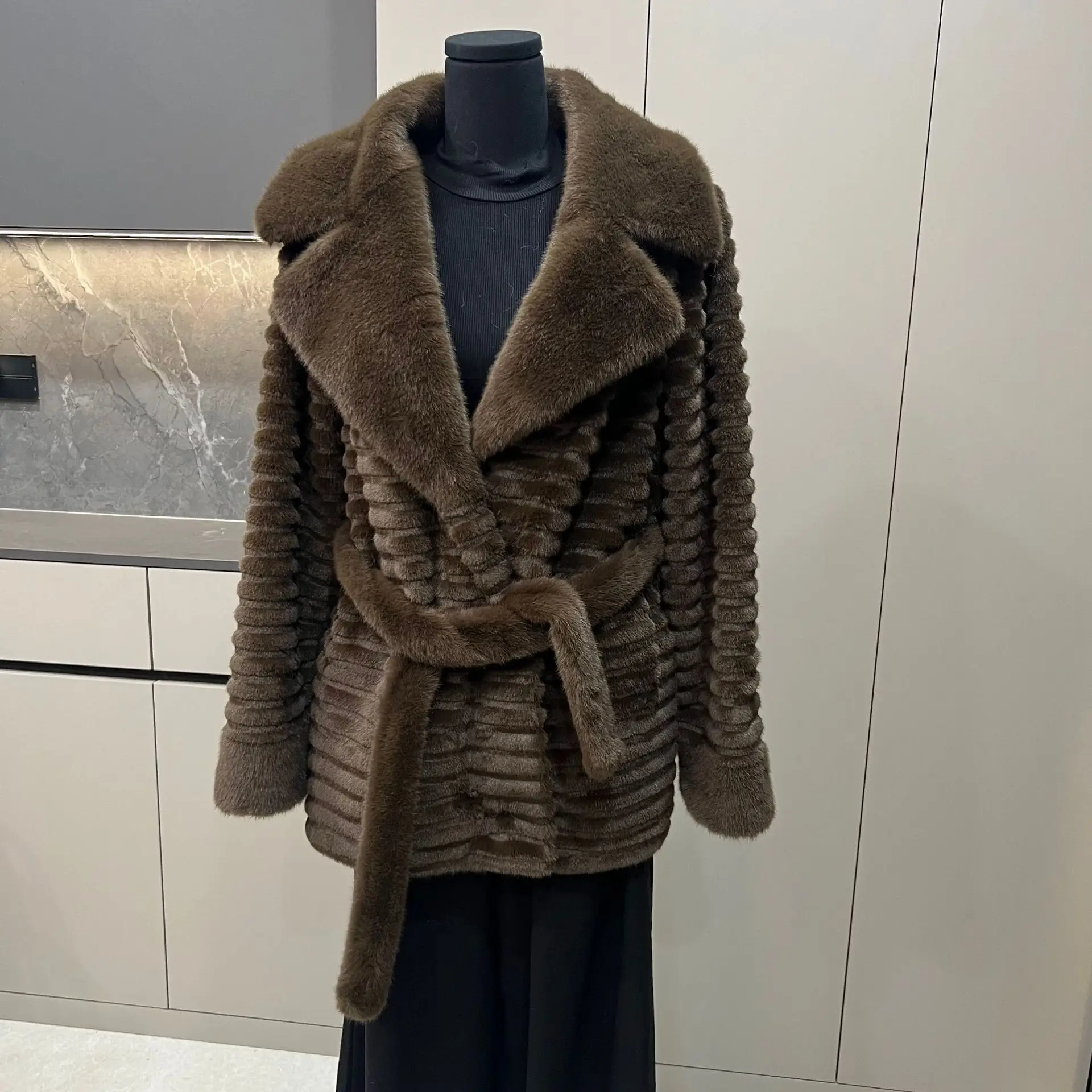 Weißer mittellanger Kunstnerz-Pelzmantel, gekerbter Kragen mit Gürtel, pelzige Jacke, schwarzes Leder und Pelz, Plüschmäntel, warmes, flauschiges Winteroberteil