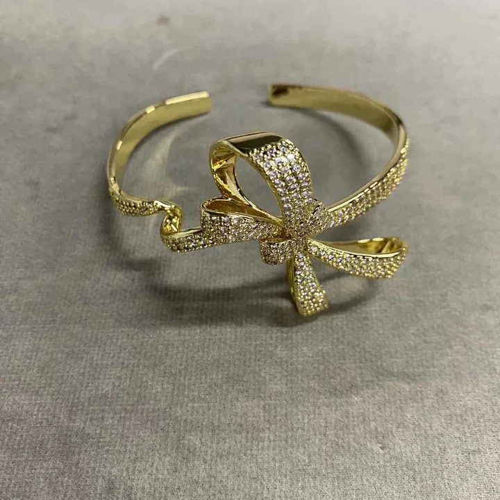 pulseira-de-zirconia-com-laco-torcido-acessorio-de-luxo-e-alta-qualidade-pequeno-e-exclusivo-adorno-de-joalheria
