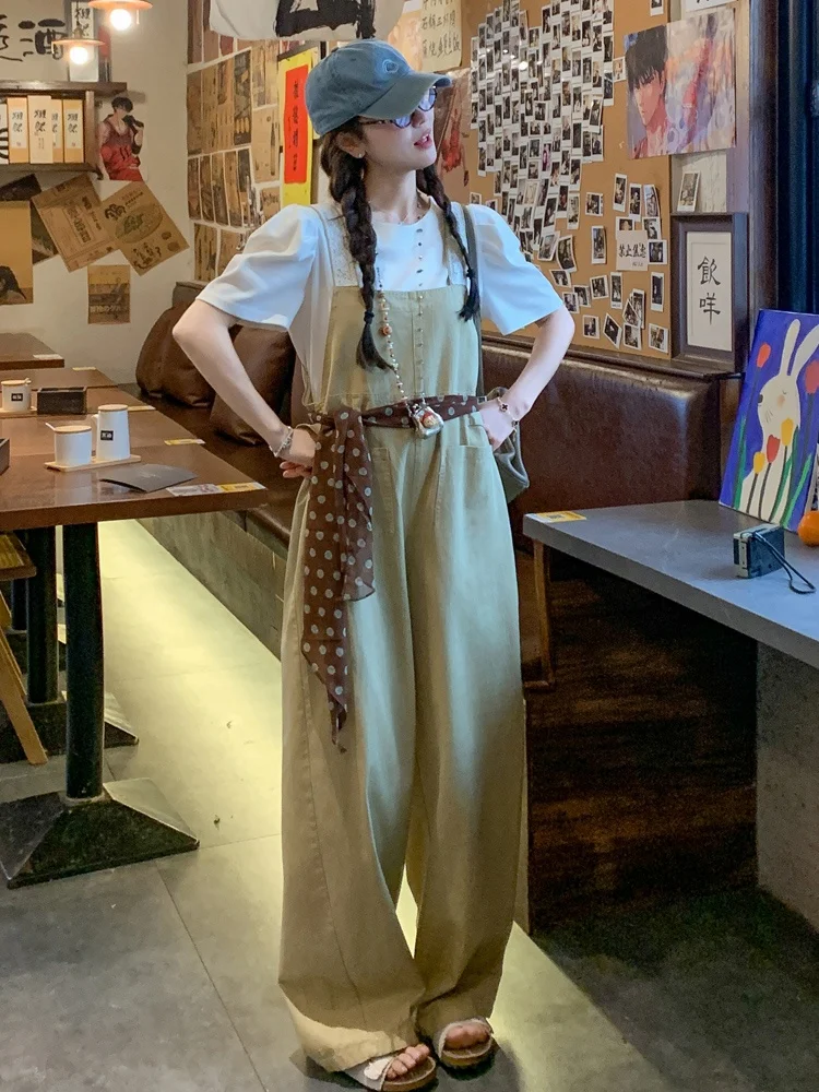 จั๊มสูททำงานสีกากี แต่งขอบลูกไม้ สไตล์ลำลองสำหรับผู้หญิง ฤดูร้อน หวานซ่อนเปรี้ยว ดูอ่อนเยาว์ กางเกงขายาวเอวสูงทรงขากว้าง