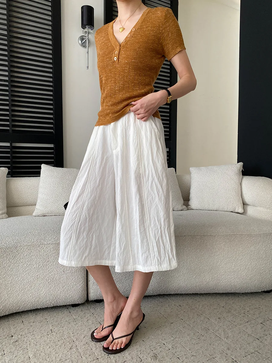 Sommerliche Damen-Freizeithose in einfarbigem Design mit lockerem Schnitt und hohem Bund und weitem Bein. – Detail 25