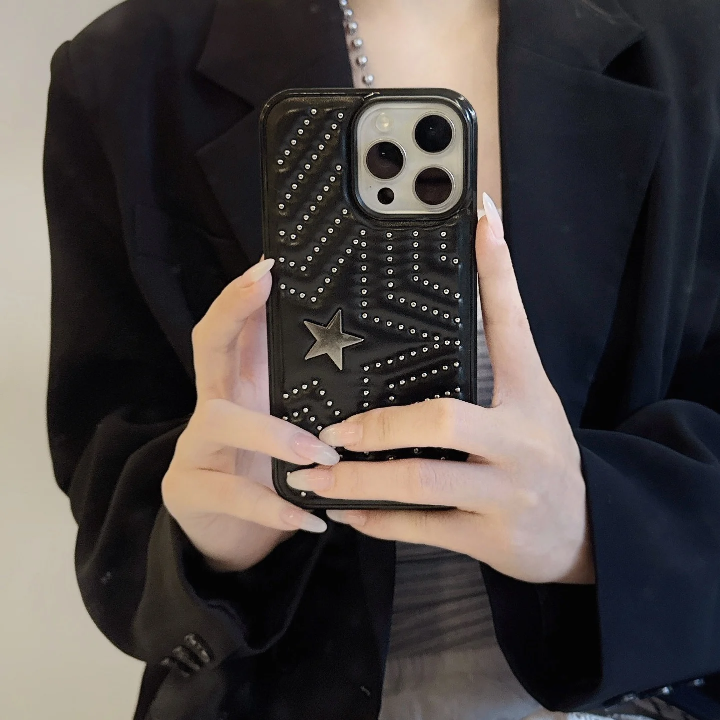 Koreanische INS Cool Punk Schwarze PU-Leder Handyhülle mit Silber-Nieten & Sternen für iPhone 18 17 16 15 14 13 Pro Max Rückseiten-Handycover Capa – Detail 6