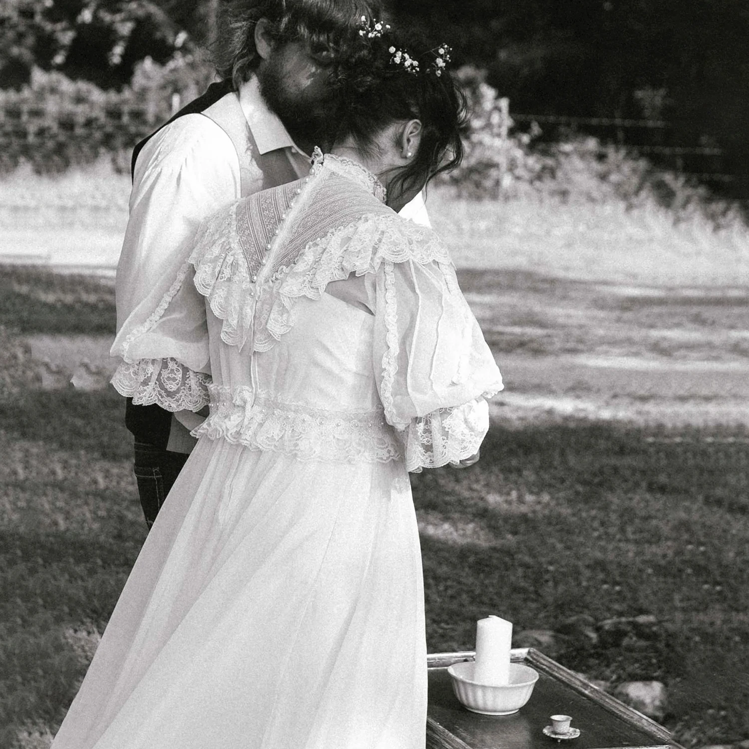 تخصيص الرجعية 1970s نصف فانوس الأكمام فستان الزفاف أزرار الفيكتوري ألف خط تكدرت الدانتيل عالية طوق خمر زي العرائس