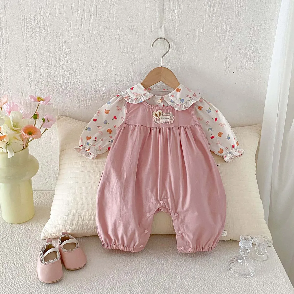 

2026 Новый комплект для девочек, весеннее платье, детские брюки на бретелях в западном стиле, детская рубашка, цельная одежда для младенцев, корейский