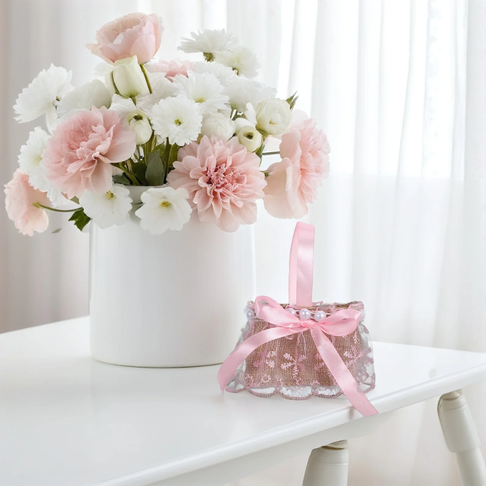 

12Pcs Wedding Candy Basket European Style Bowknot Pearl Lace Elegant Party Favor Box Bridesmaid Gift Wedding Party Favors Bag