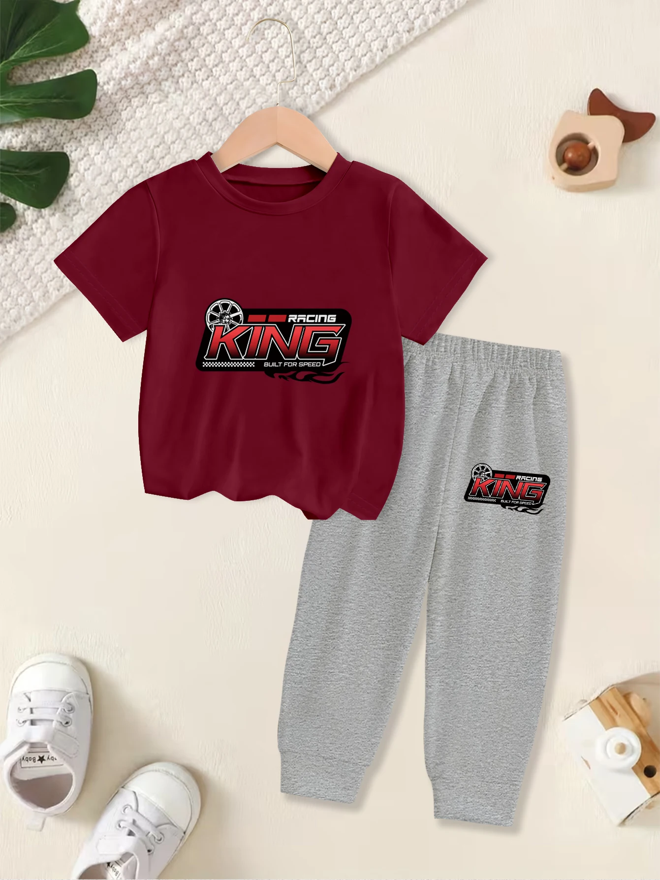 

2 предмета: летний повседневный спортивный костюм с короткими рукавами для мальчиков — колеса с изображением автомобиля и красным английским буквенным принтом
