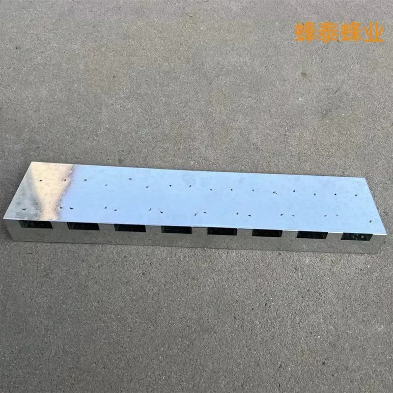 A A Galvanized 8-way Bee Hole Nest Door Beekeeping Tool