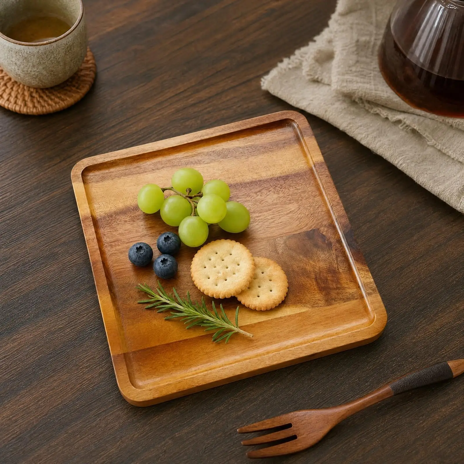 Planche à découper en bois d'acacia avec rebord pour fromage, fruits et collations