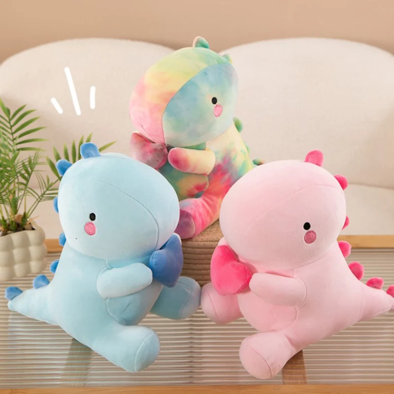 ตุ๊กตาไดโนเสาร์น่ารักนุ่มนิ่ม นั่งถือหัวใจ มีเขาสีดำแดง ของเล่นตุ๊กตาสัตว์การ์ตูน ของขวัญ