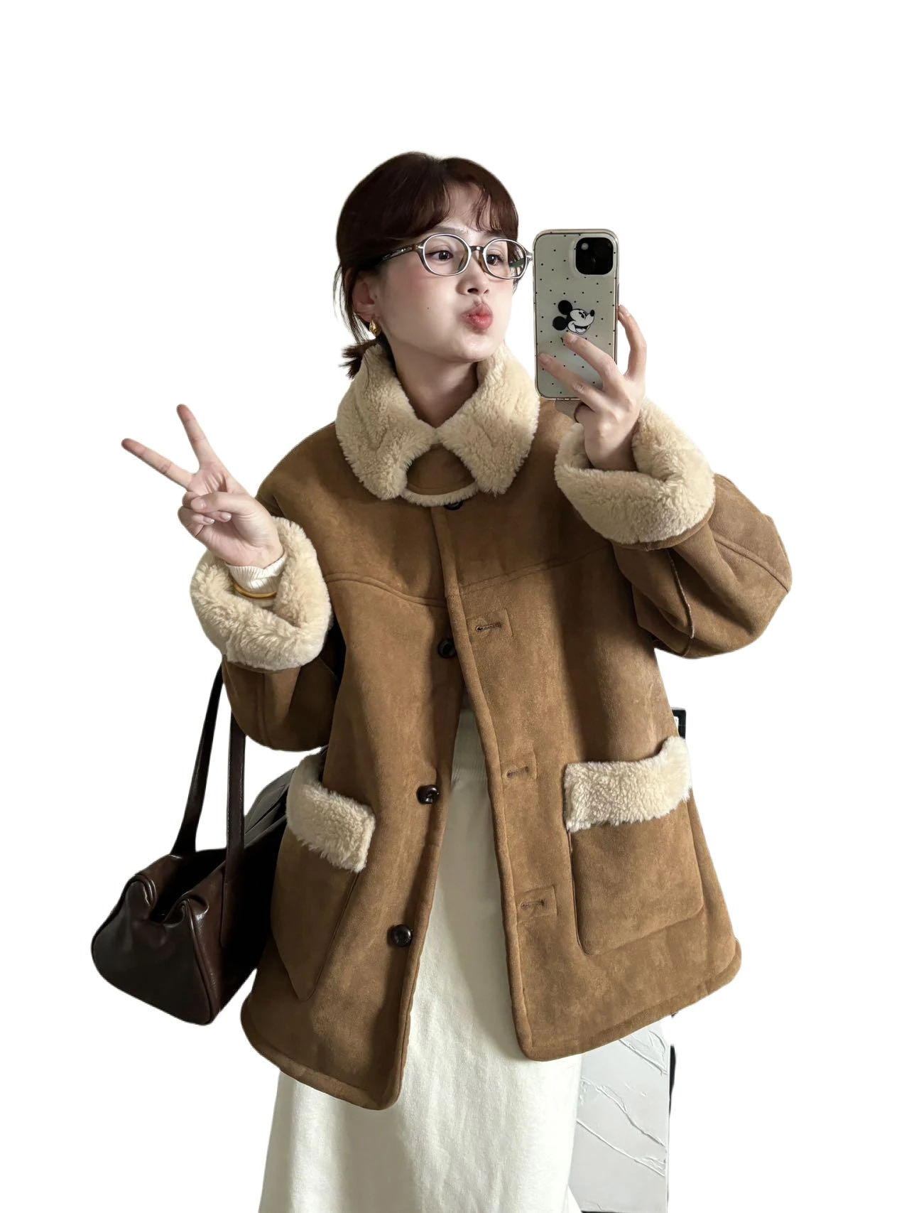 A new eco-friendly faux fur all-in-one lambskin coat for women to wear on both sides in winter
