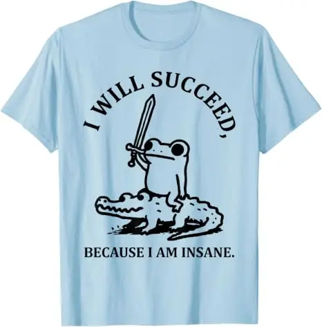 Ich werde Erfolg haben, weil ich verrückt bin. Lustiges T-Shirt mit Frosch auf Krokodil. Y2k Frosch reitet auf Krokodil. Ästhetische Kleidung. Humorvolles Spruch-T-Shirt. – Detail 15