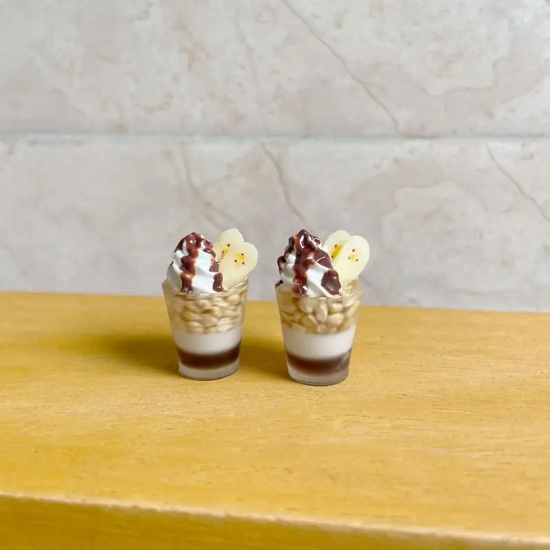 1Pcs Miniatur Banana Pudding Puppenhaus Mini Simulation Eis Tasse Modell Spielzeug Für Puppe Zubehör Dessert Shop Decor Kinder geschenk