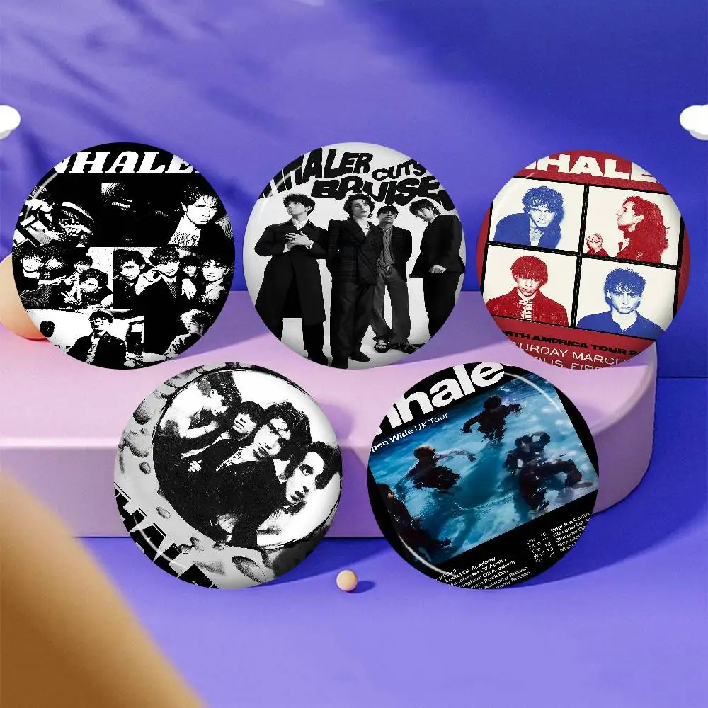 Irish Rock Band Inhalator Klassische Cartoon Broschen Anime Abzeichen Runde Handgemachte Brosche Anstecknadeln Schmuck Für Rucksack Kleidung Geschenke