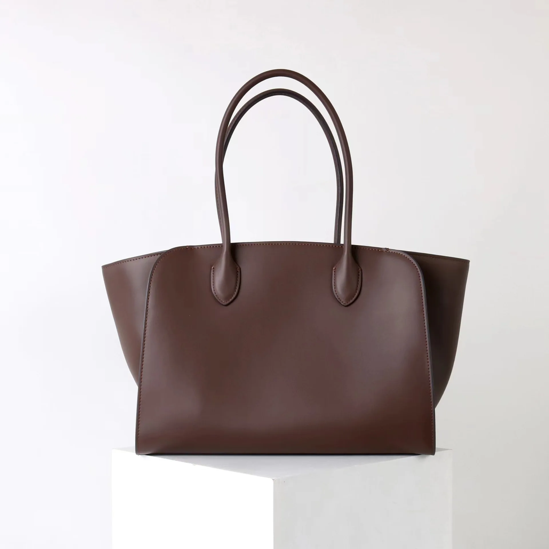 

Дизайнерская роскошная сумка 2021, осень/зима, новая сумка-тоут большой вместимости, высококачественная минималистичная сумка из натуральной кожи