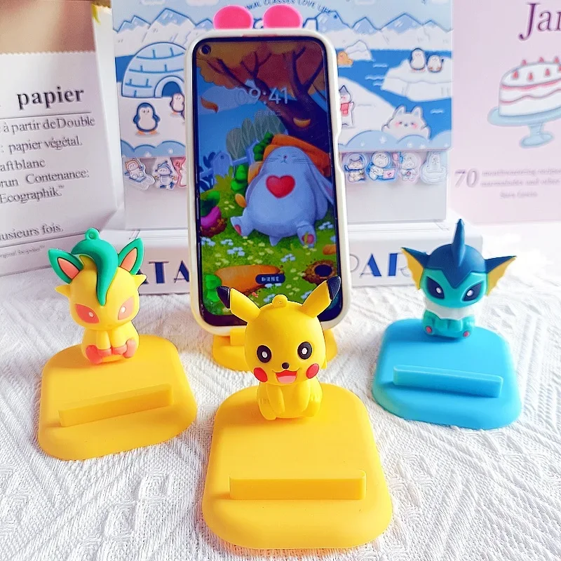 Pokemon Pikachu Supporti per cellulari Kawaii Cartoon Eevee Figura in PVC Supporti per telefono Telefono da tavolo Porta TV Accessori Regalo per ragazze