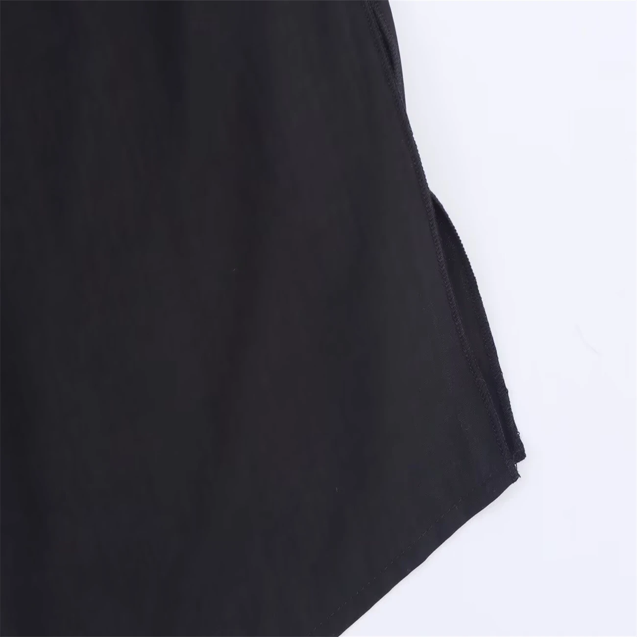 قميص نسائي كاجوال هالتر مع بروش وياقة عنق موضة 2025 تصميم جديد