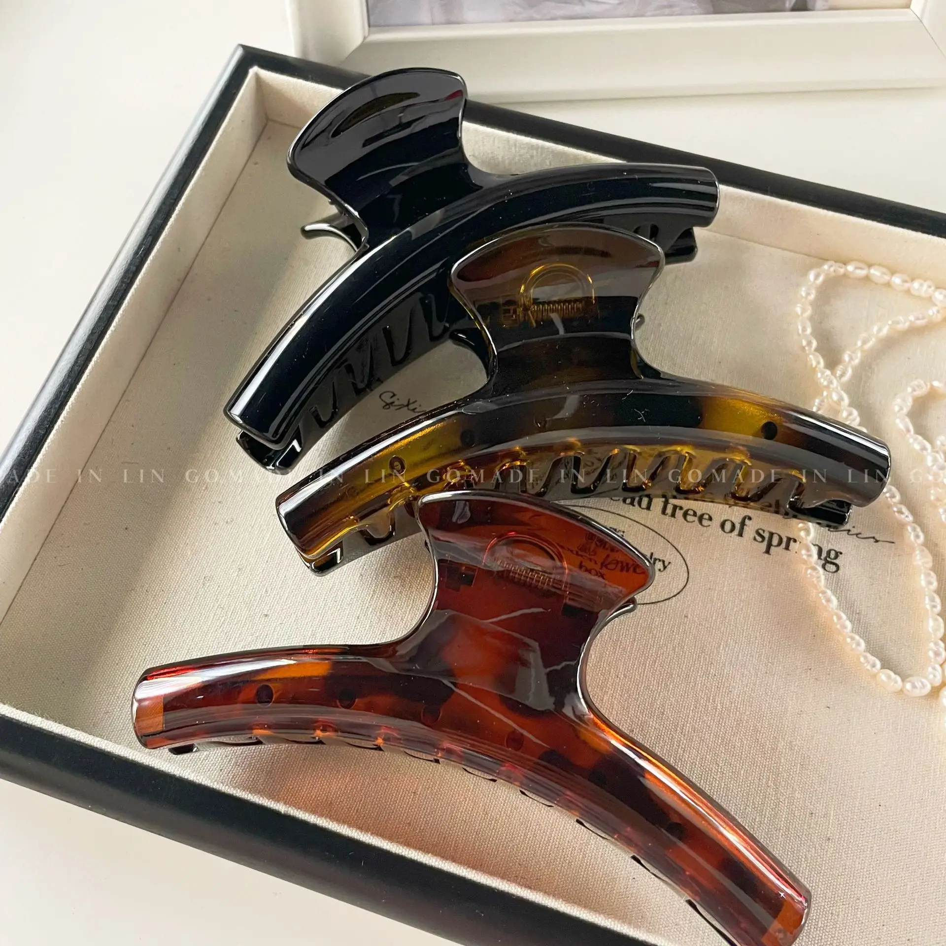 

Hot Selling Korean Style Acrylic Hair Claw Large Size Back of Head Shark Clip for Women Thick Hair Autumn Maillard Color