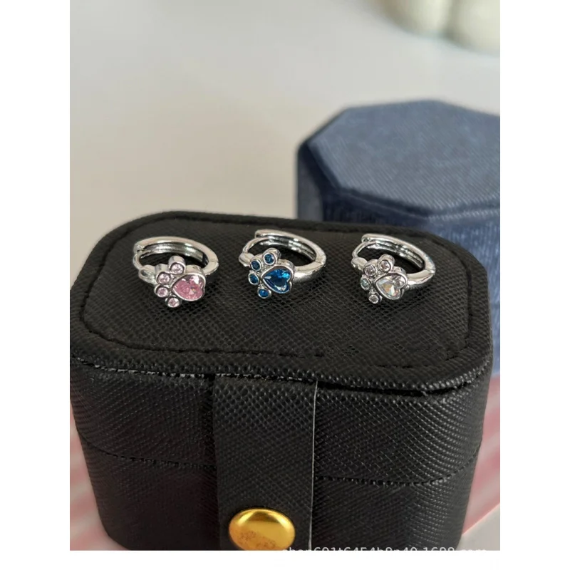 

Silver cat-clip-shaped earrings, light blue heart-shaped round crystal stones, cute girl-style earrings, blue, pink, and white z