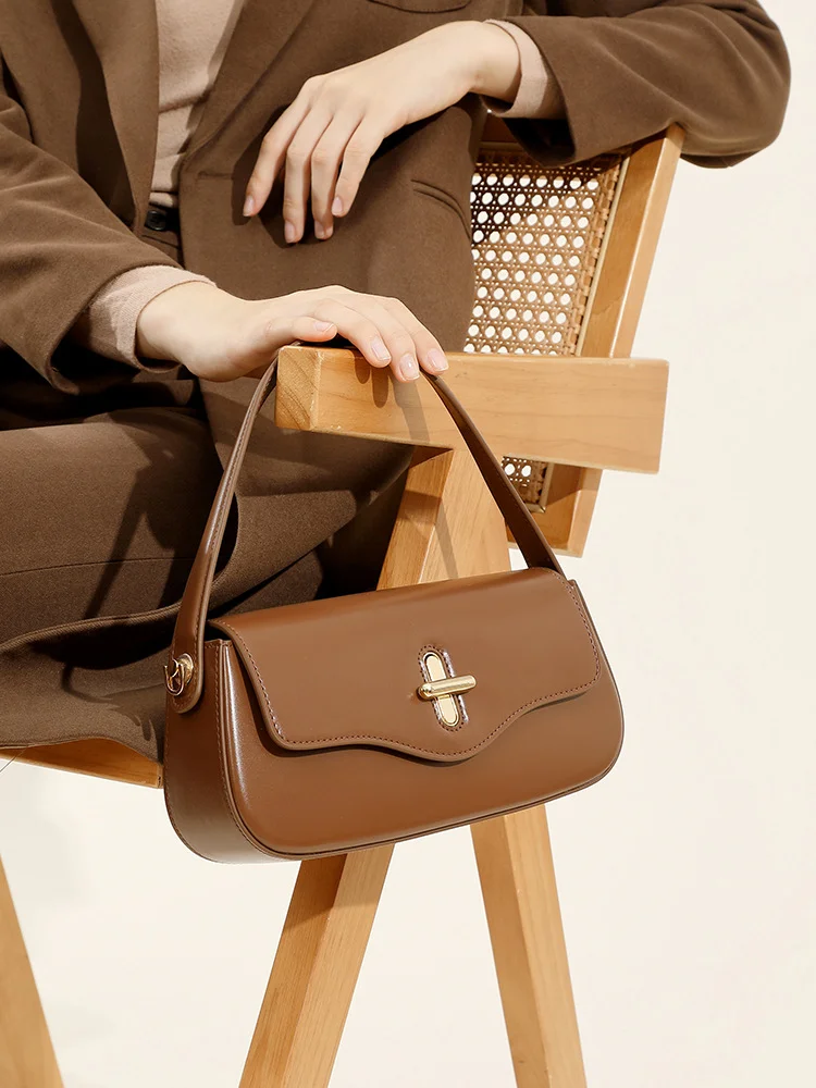 حقيبة يد أنيقة من الجلد الطبيعي لعام 2025 للنساء حقيبة كتف بمقبض علوي مع حزام قابل للفصل ومحفظة تحت الإبط