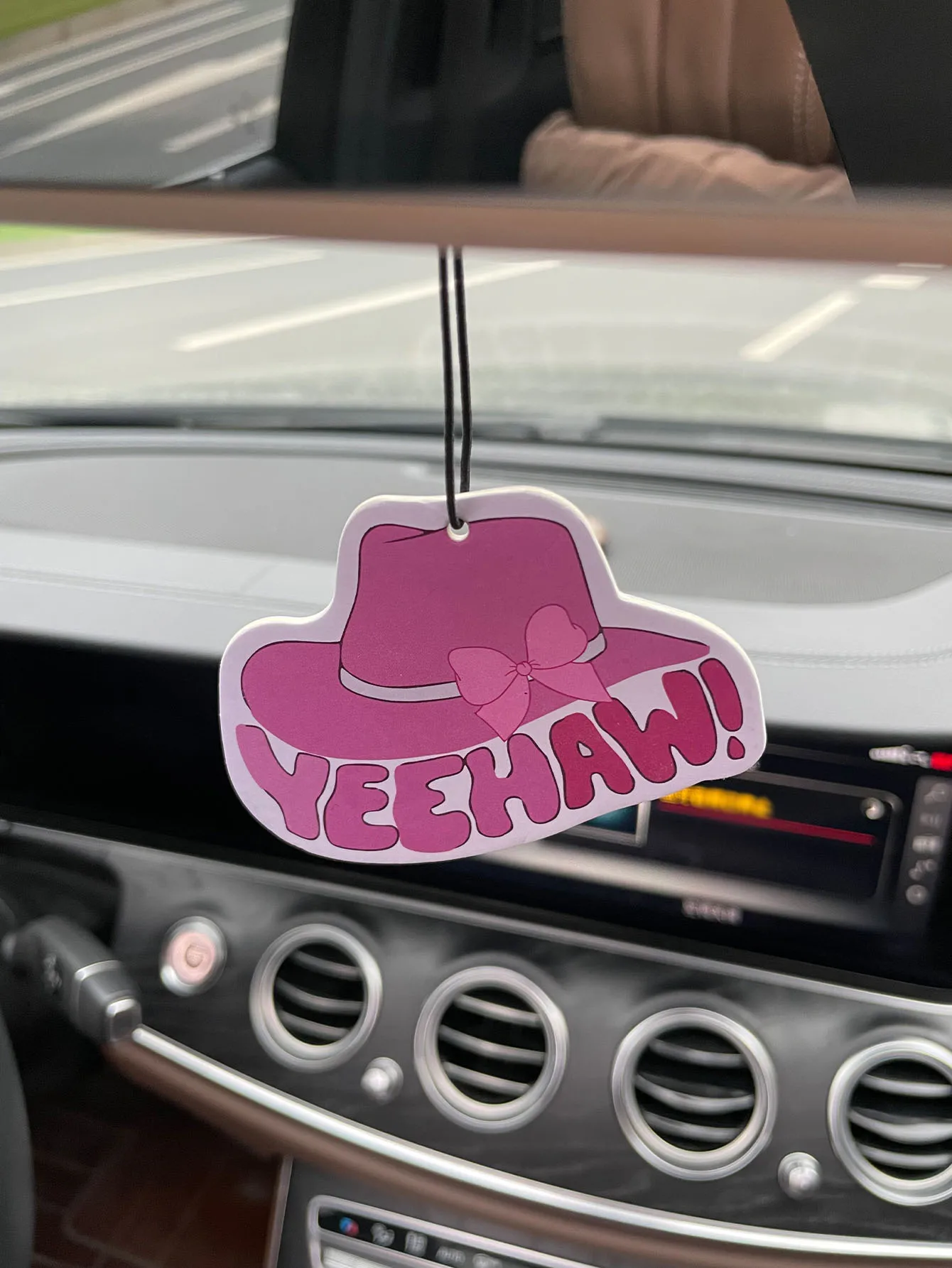 Yeeh Aw, Freesia Fresh Scent Five-Star Neutral Car Perfume and Non-Toxic Air Freshener |   Natural Essential Oils and Aromatherapy Scent Tablets (Noroili/Grapefruit/Cedar) |   Hanging Type and Dual-Purpose with Vent Clip |   Long-Lasting Fragrance for 60-90 Days |   Deodorize and Purify the Air |   Suitable for Use in Cars, Homes, Wardrobes, and Bathrooms. |   Same Fragrance as the One Sold in the Store