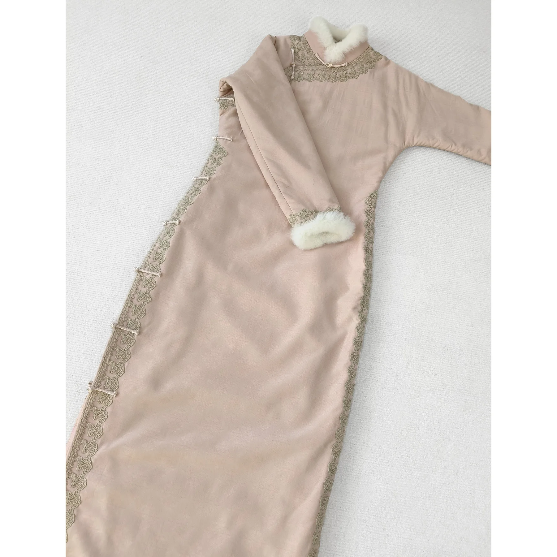 

Длинное китайское вечернее платье с воротником из розового кроличьего меха, теплым винтажным кроем и цветочной вышивкой...