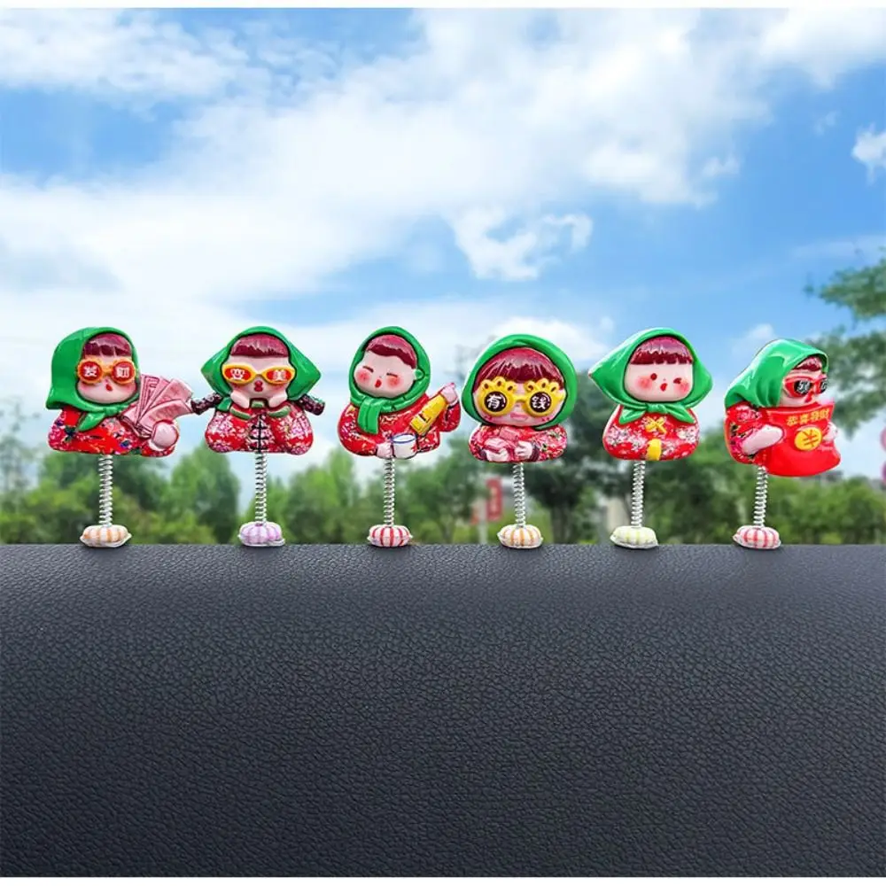 Cartoon Hars Dorp Meisje Beeldjes Schudden Rode Auto Ornamenten Mini Auto Interieur Decoratie Cadeau
