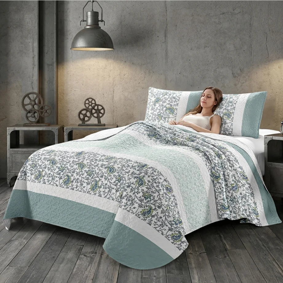 Stylish Patchwork Queen Bedspread - Brighten Your Dorm Room Decor  Soft Breathable Lightweight Cover  Machine Washable and Foldable for All Seasons Random colors