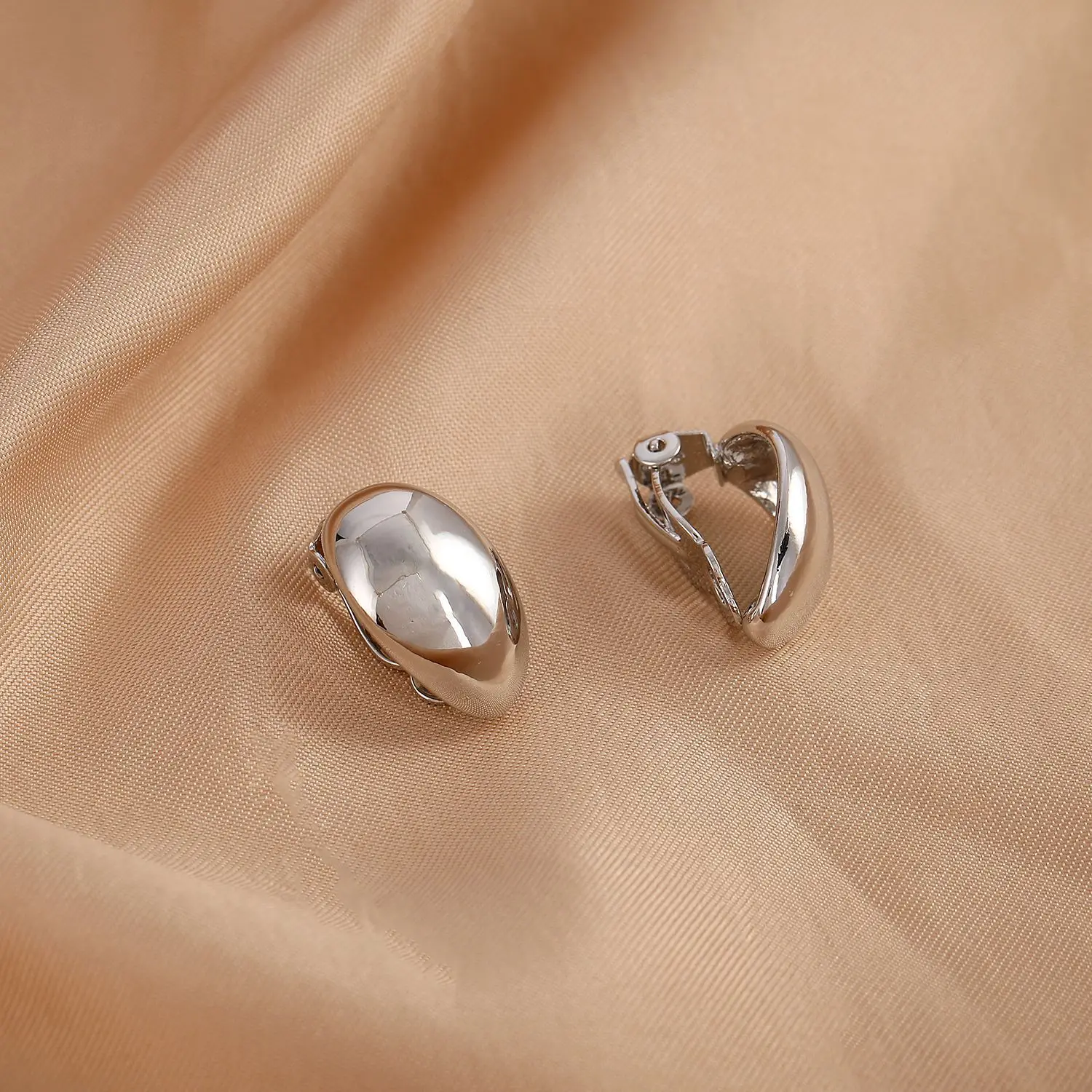 الأزياء الأوروبية الأمريكية الجديدة القرط الفرنسية الخفيفة الفاخرة النساء قطرة الماء على شكل قرط كبس الراقية الشعور بسيط السلس