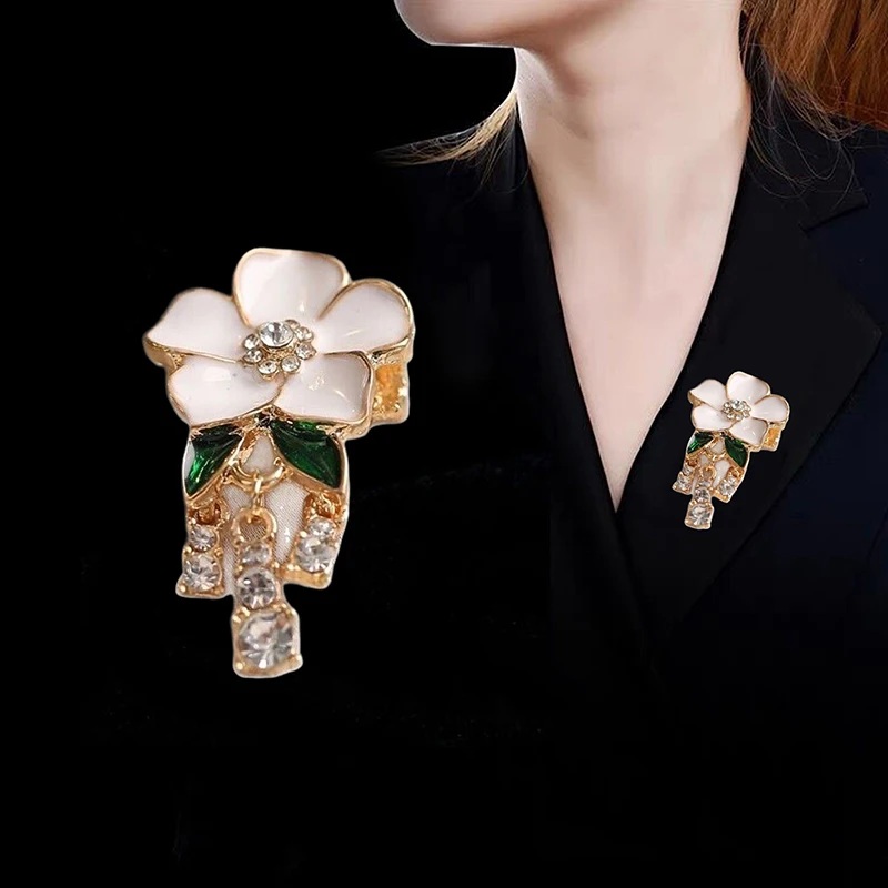 Dame tempérament strass gland pendentif broche fête bijoux décontractés élégant blanc goutte à goutte huile camélia fleur broches pour les femmes