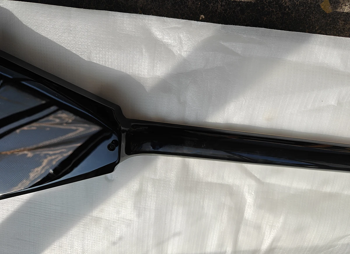 مصنع عالي الجودة رائجة البيع على شكل حرف V 4 أوتار جيتار كهربائي أسود لوح فريتس من خشب الورد أجهزة سوداء نشطة قابلة للتخصيص #4