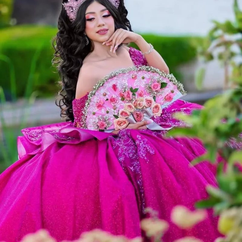 

Розово-красные платья Quinceanera по индивидуальному заказу с открытыми плечами и аппликацией из блесток, длинный хвост, кружевной бант, Vestido De 15, Quinceanera