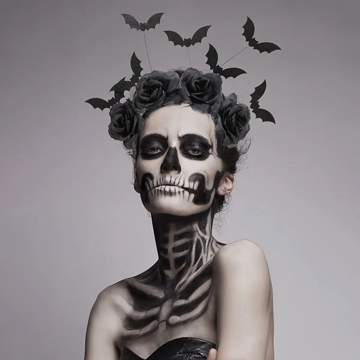 Diadema con forma de murciélago y motivos de rosas, ideal como decoración para fiestas temáticas de Halloween, adecuada para mujeres, perfecta para complementar disfraces y accesorios de pelo para cosplay.