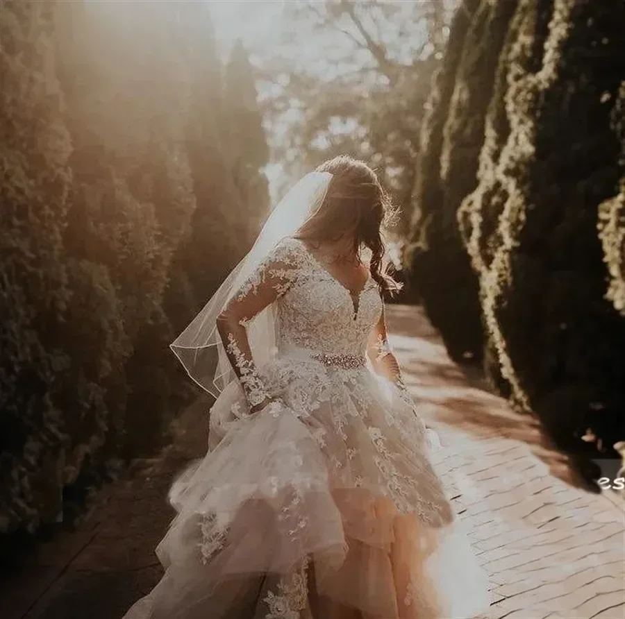 

Свадебные платья А-силуэта в пасторальном стиле с длинными рукавами, кружевными аппликациями, рюшами из фатина, для невесты в деревенском стиле, с бисерной лентой