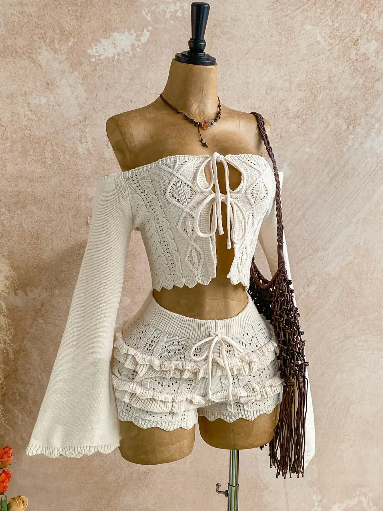 

Женский комплект: укороченный вязаный топ с открытыми плечами и шорты с рюшами и завязками