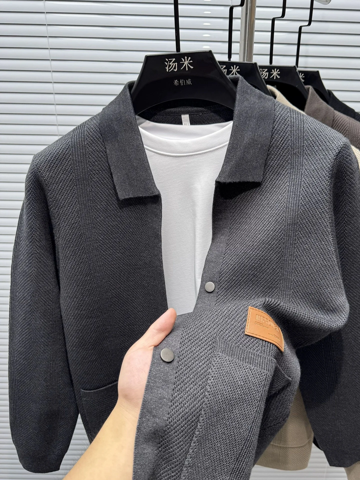 軽量ラグジュアリー潮流メンズニットセーターコート秋の新作アップリケ高品質でしなやかでスタイリッシュボタンめくった襟カーディガン