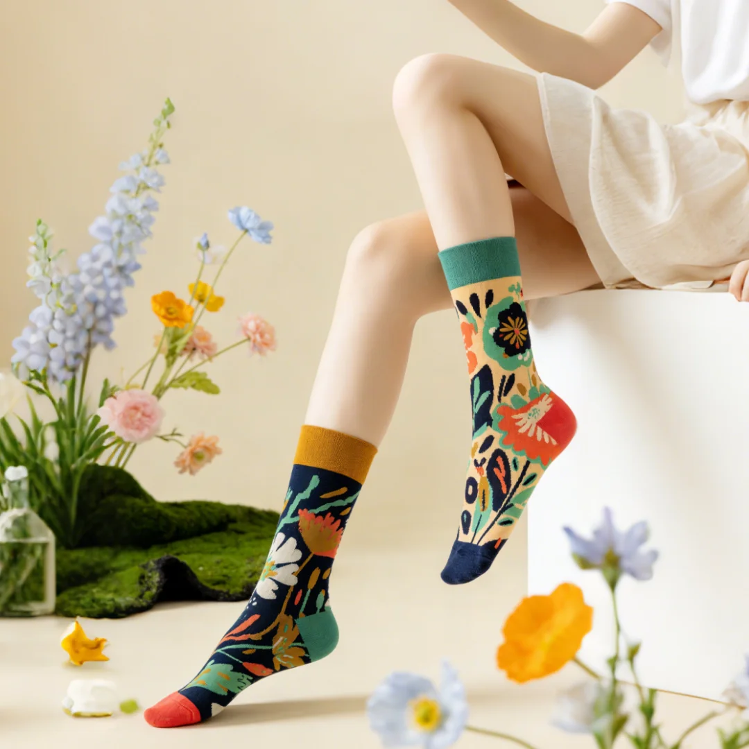 1 pair of fashionable socks with floral and botanical motifs, asymmetrical design