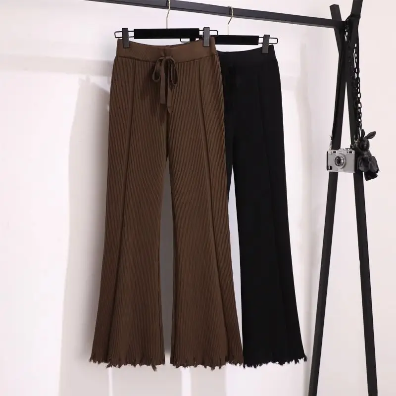 Outono feminino mostra emagrecimento, redução de idade e linhas de bloqueio de carne O design das calças de malha, calças queimadas, na moda