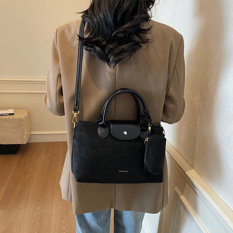 

Кожаная сумка-тоут премиум-класса — большая вместительная сумка-шопер с отделениями на молнии и гладким минимализмом