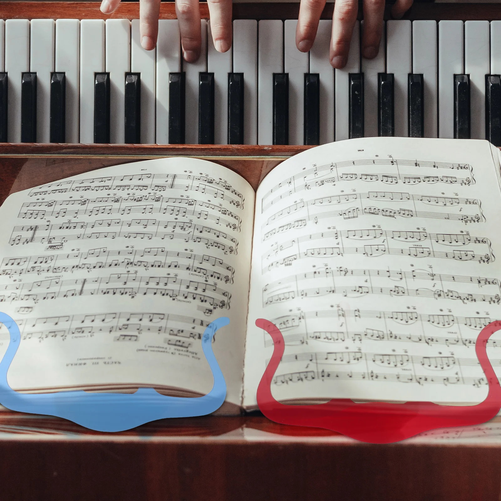 

4pcs Portable Acrylic Sheet Music Clips Strong Clamping Lightweight Music Book Holder For Piano Stage Studio Concert Simple