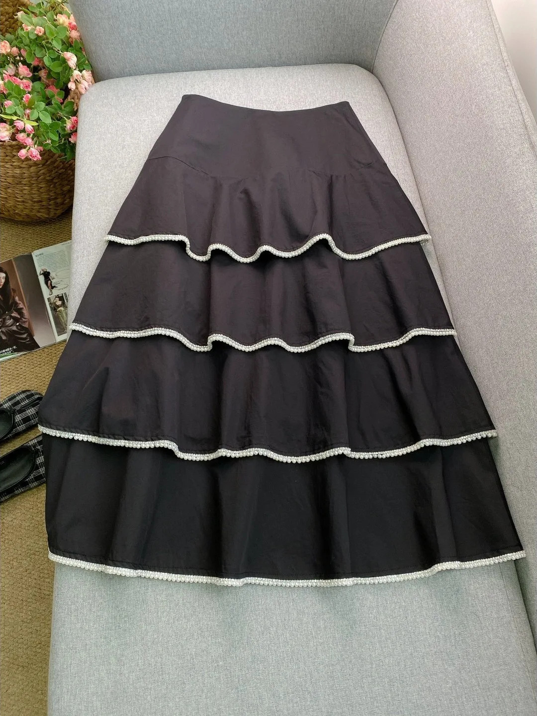 

Ladies' Contrasting Pearl Trim Set Wave Lapel Sleeveless Vest + High Waisted Cake Skirt 2026 Summer