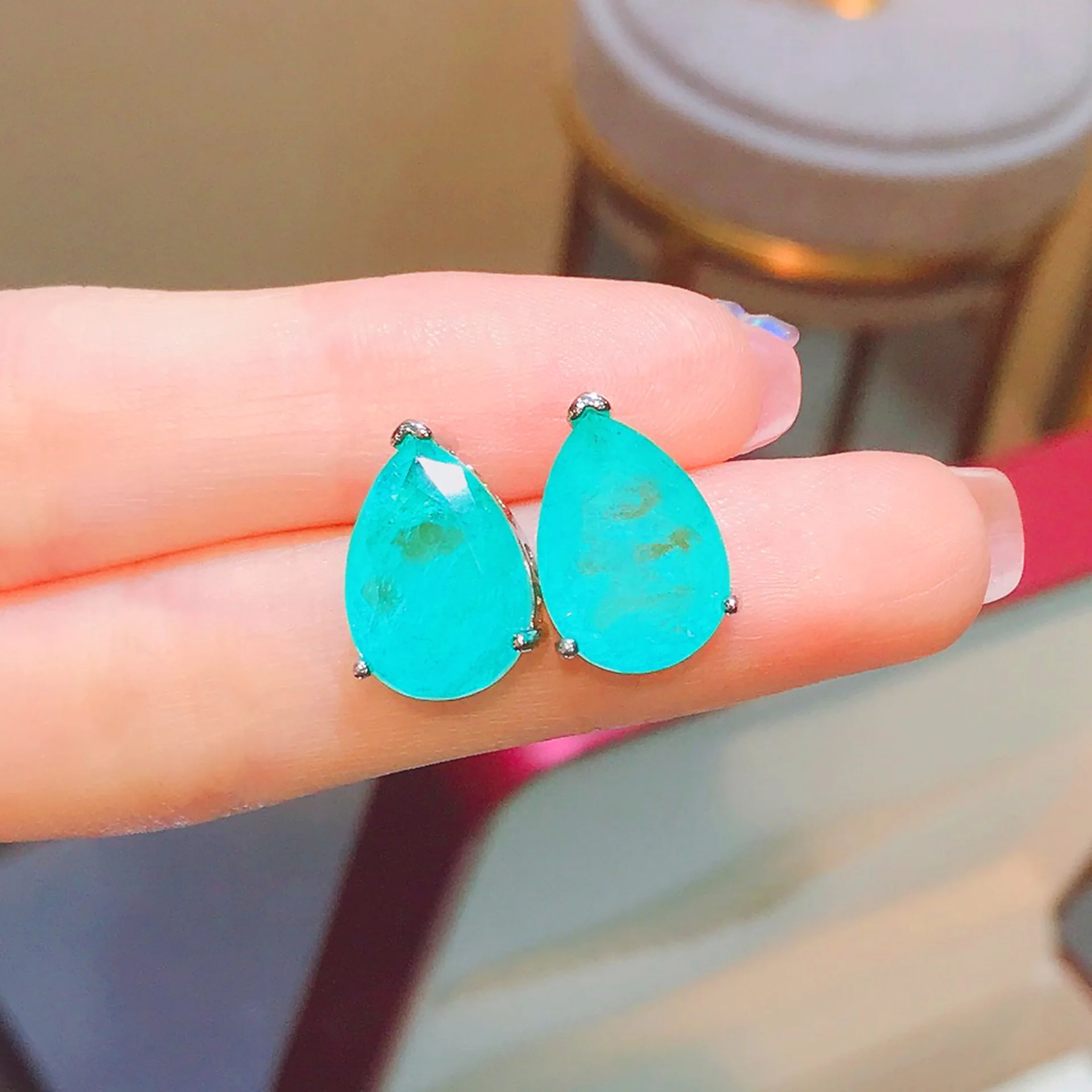 Kristall-Smaragd-Paraiba-Anhänger in Birnenform für Ohrringe und Halskette. Schmuckset für Damen. – Detail 8