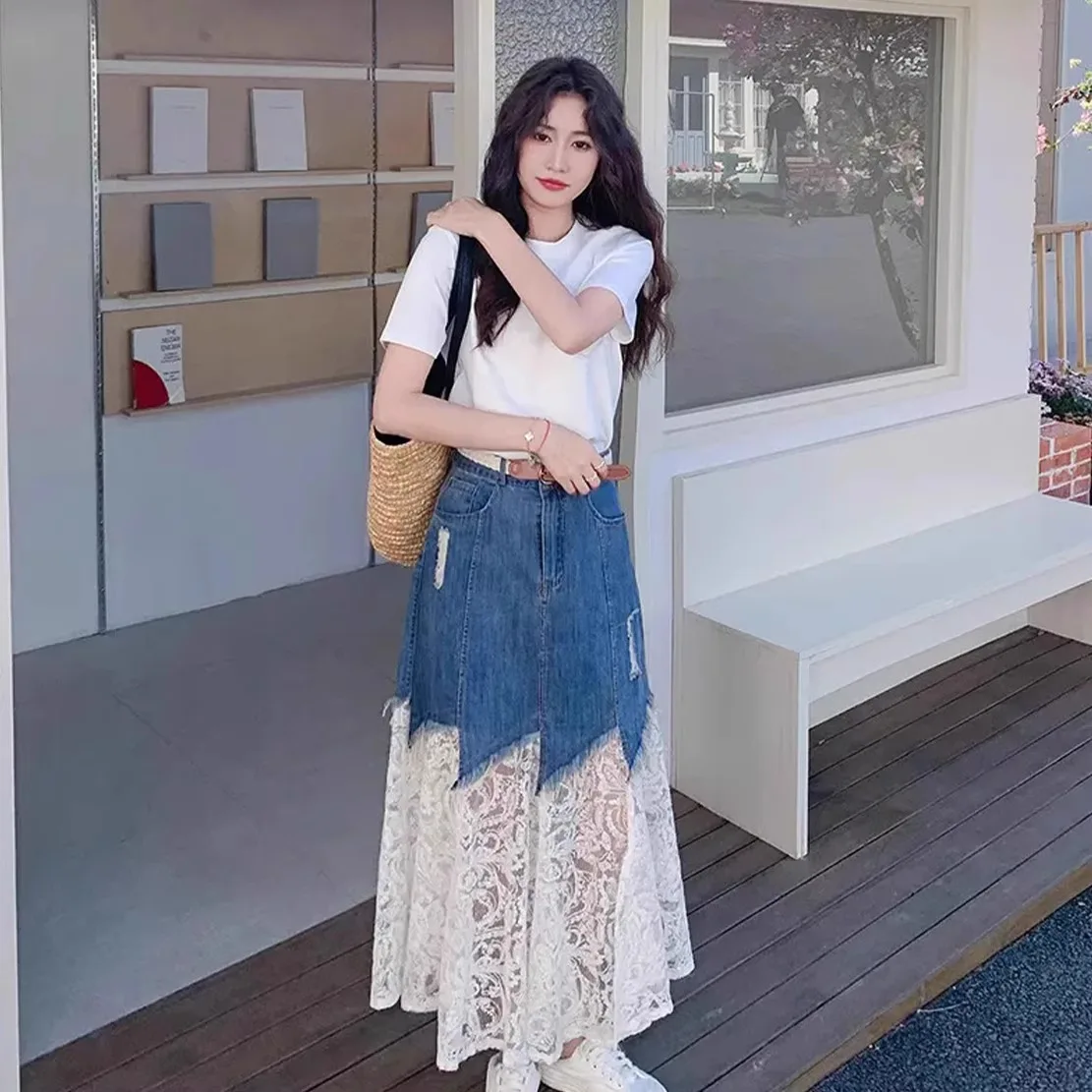 ملابس صيفية مقترنة بتي شيرت أبيض بأكمام قصيرة وتنورة من الدنيم المرقعة بالدانتيل لتقليل العمر وتنورة جينز راقية