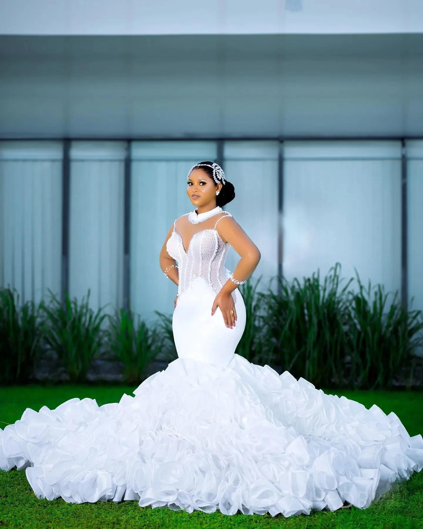 Suknie ślubne plus size na zamówienie dla panny młodej, fason syrenka, wysoki dekolt, długie rękawy, warstwowy tiul, falbany, zdobione koralikami, koronka, idealne do kościoła.