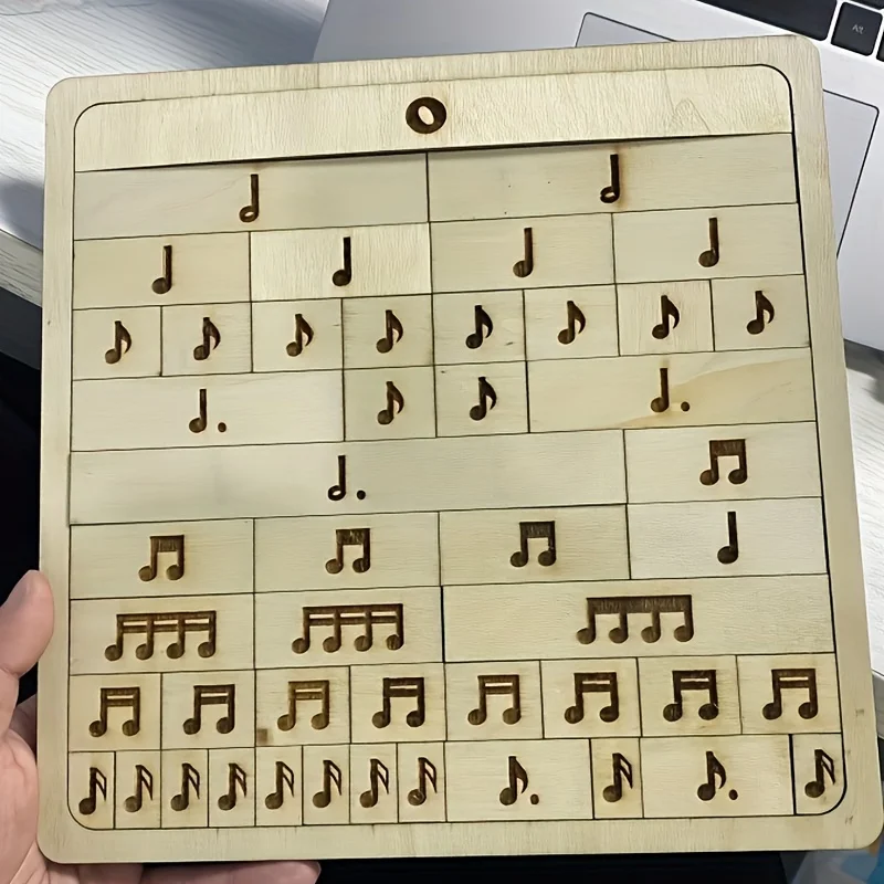 tabuleiro-de-quebra-cabeca-de-madeira-com-padroes-de-notas-musicais-projetado-como-ferramenta-de-notacao-ritmica-auxilio-educacional-para-iniciantes-em-musica