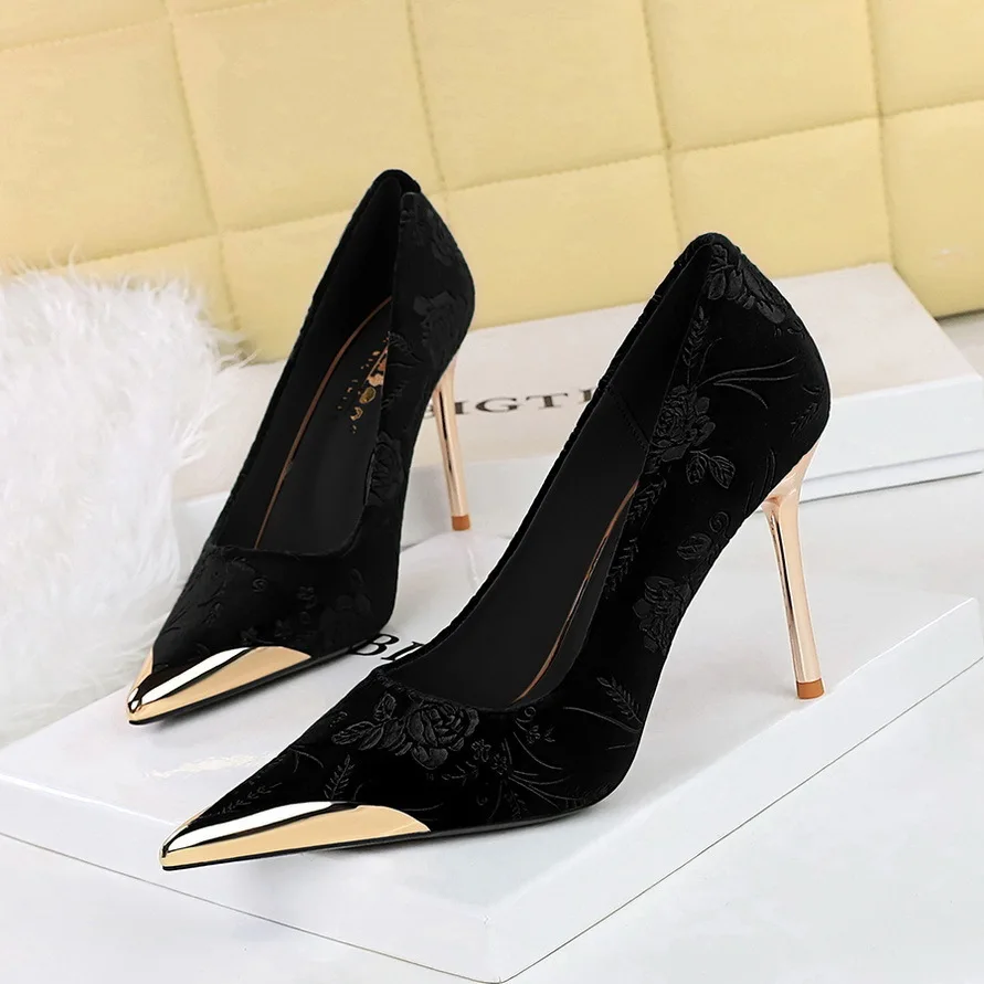 

2025 Women's Style Banquet Suede Flower Embossed Metal Pointed High Middle Heels Single Wedding Ladies Shoes Pumps туфли женские