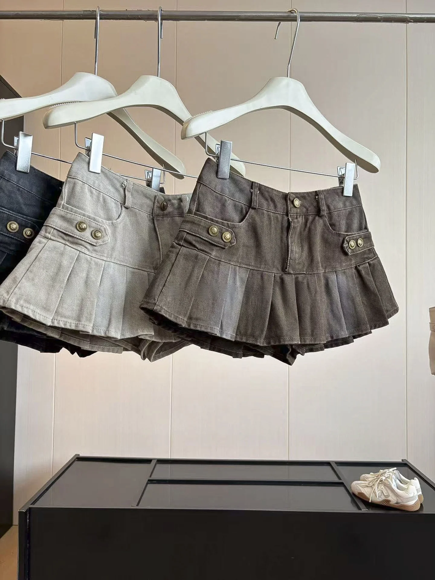 Retro Apocalyptic Style Women's Short Denim Skirt High Waist Pleated  Skirt Metal Buckle Design Sensation Autumn Fashion